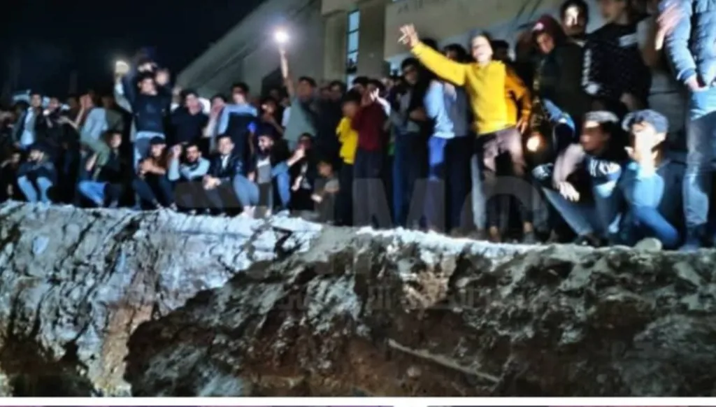 فيديو متداوَل- تدافع وإطلاق نار... ما حقيقة العثور على مغارة للذهب في محافظة درعا؟