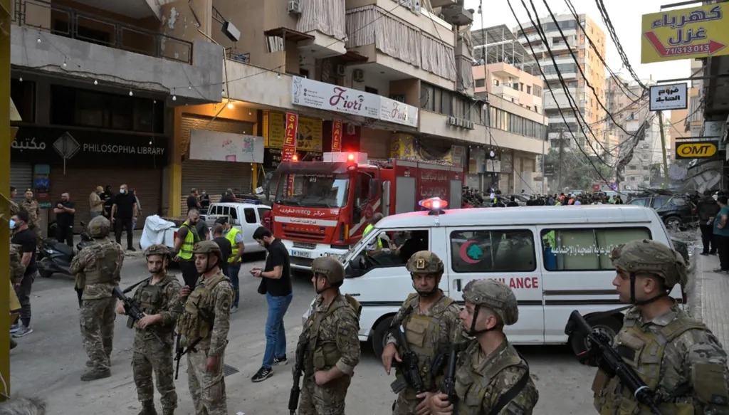 مشهد من مكان الغارة في الضاحية الجنوبية (نبيل إسماعيل)