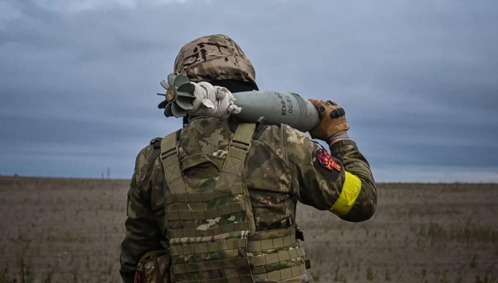 جندي أوكراني في إحدى جبهات القتال. (أ ف ب)