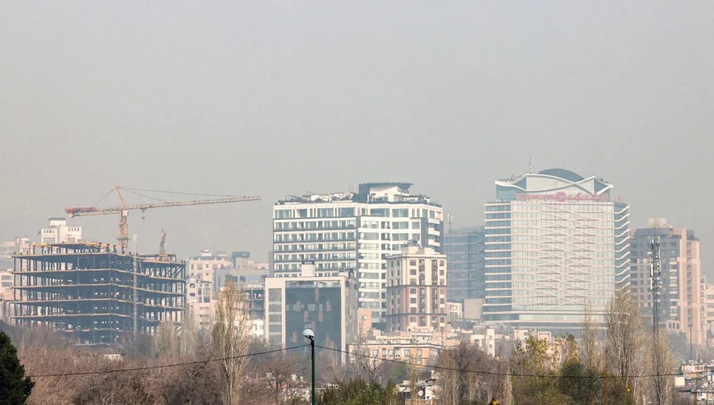 ضباب ناجم عن التلوث في طهران.(أ ف ب)