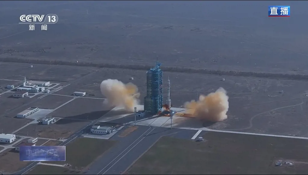 الصين تُطلق مركبة لإعادة روادها من محطة الفضاء في مدار الأرض