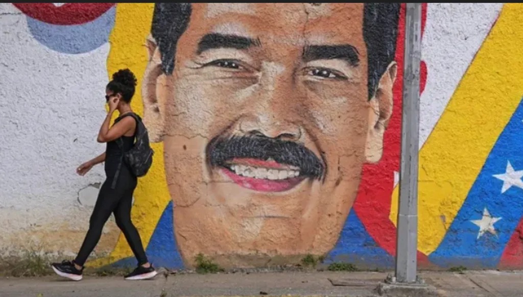 صورة لمادورو على جدار في كراكاس (رويترز)