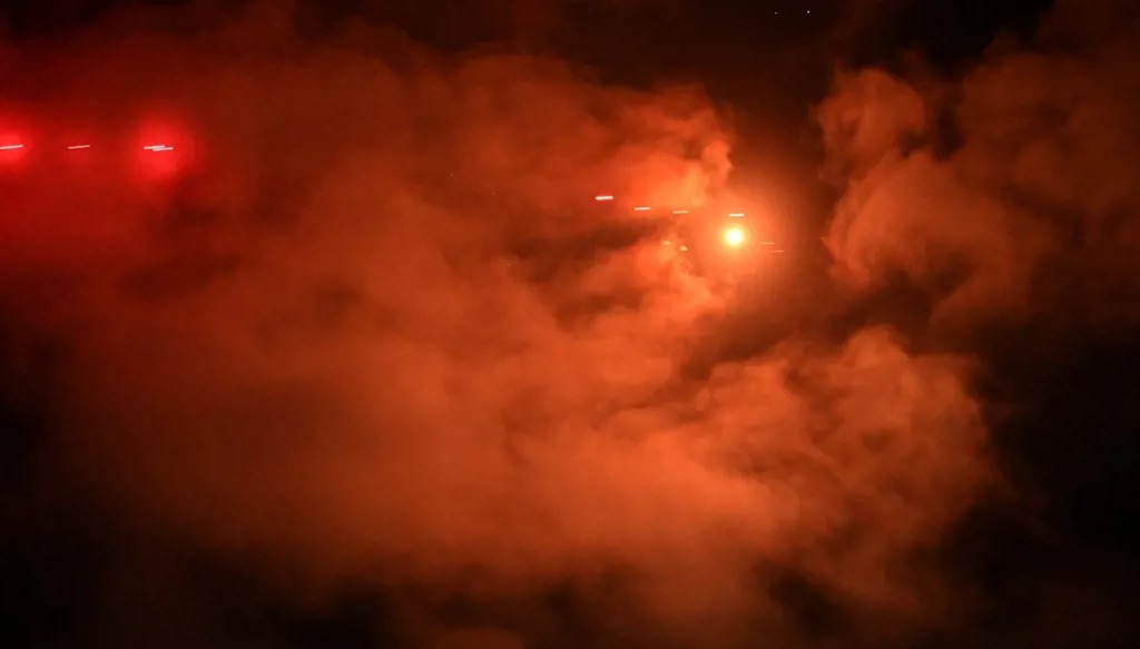 تُظهر هذه الصورة الدفاع الجوي الأوكراني وهو يطلق النار على طائرات بدون طيار وصواريخ روسية فوق كييف في 25 نوفمبر 2025. (أ ف ب)