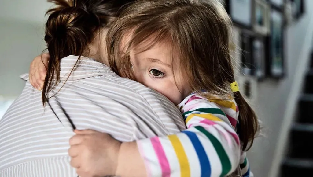 الإمارات تُنظّم كفالة مجهولي النسب... أطفال بالتبنّي للنساء العازبات