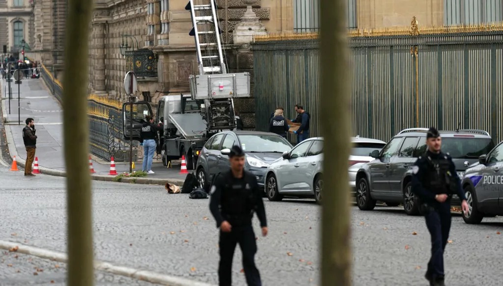 ضباط شرطة فرنسيون يقفون بجانب مصعد أثاث استخدمه لصوص للدخول إلى متحف اللوفر. (أ ف ب)