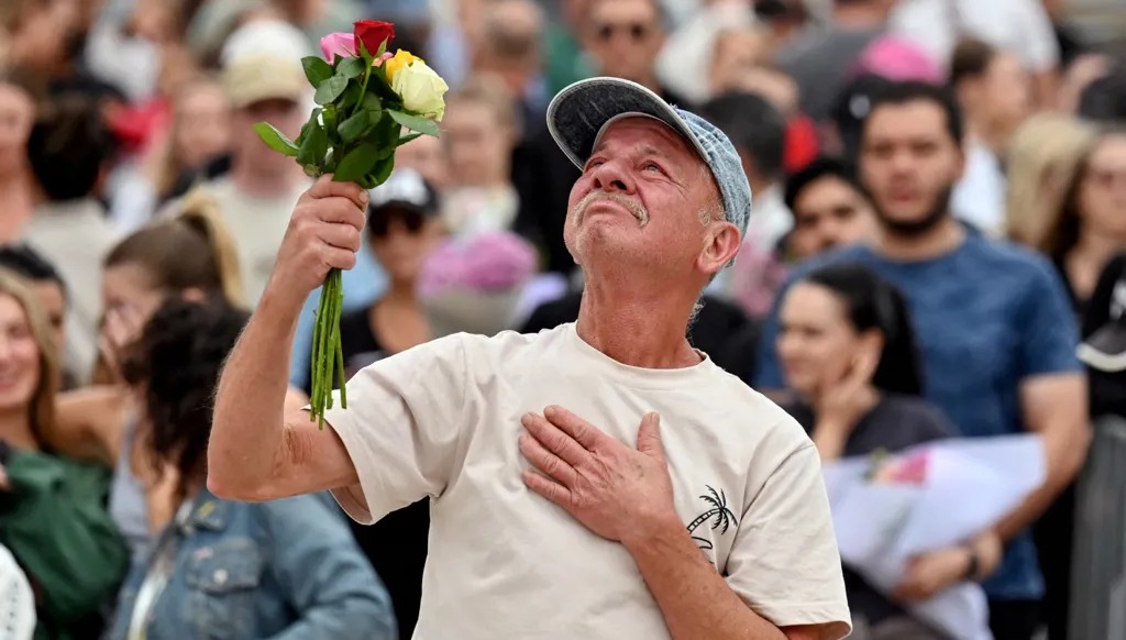 أحد المشاركين في تشييع قتلى هجوم سيدني. (أ ف ب)