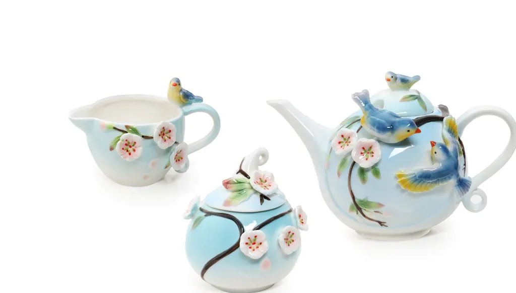 طقم شاي من السيراميك، السعر 160 دولاراً أميركياً