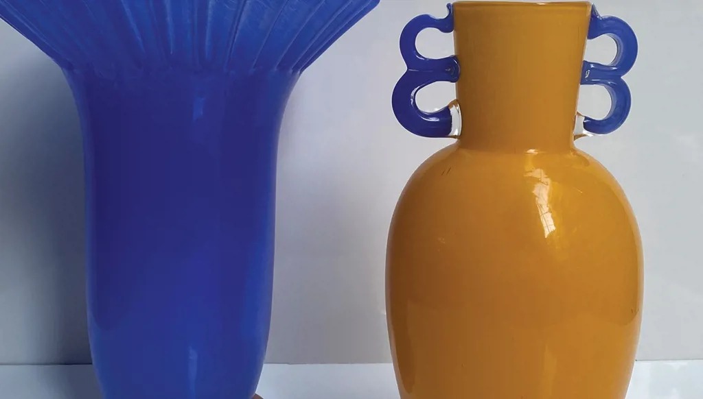 مزهريّات ملوّنة من الزجاج بأشكال متعدّدة