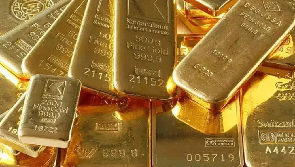 الذهب يتراجع وسط قوة الدولار وترقب بيانات أميركية