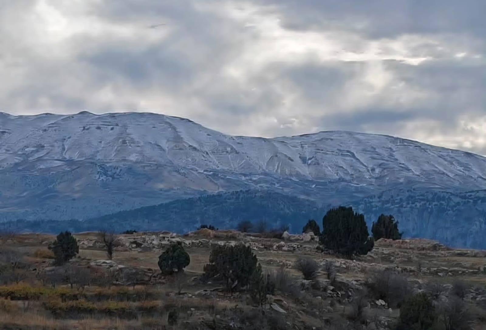 تساقط كثيف للبرد في إهدن، شمالي لبنان.