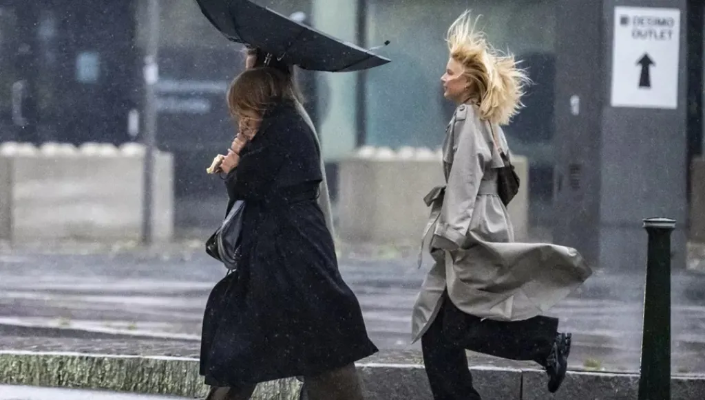 عواصف شديدة تضرب دول شمال أوروبا... انقطاع الكهرباء عن آلاف المنازل ووفاة شخصَين