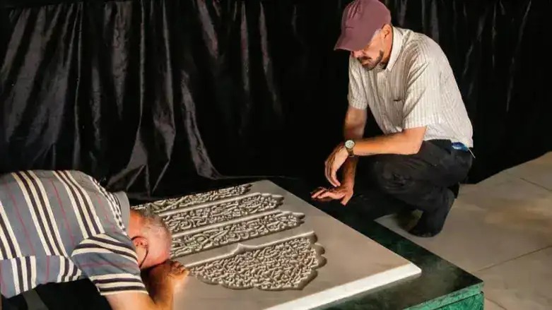 إسحاق هوريتز عند ضريح السيد حسن نصرالله (متداول).