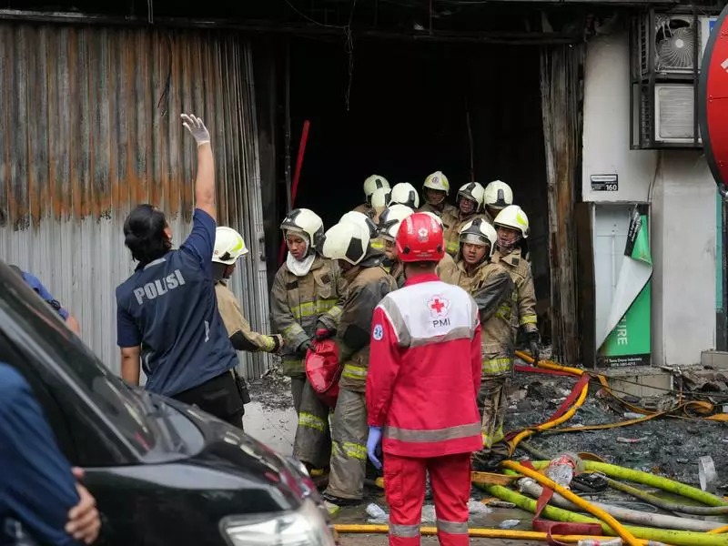 صورة متداوَلة لإنقاذ المسنين العالقين في المبنى (وكالات).