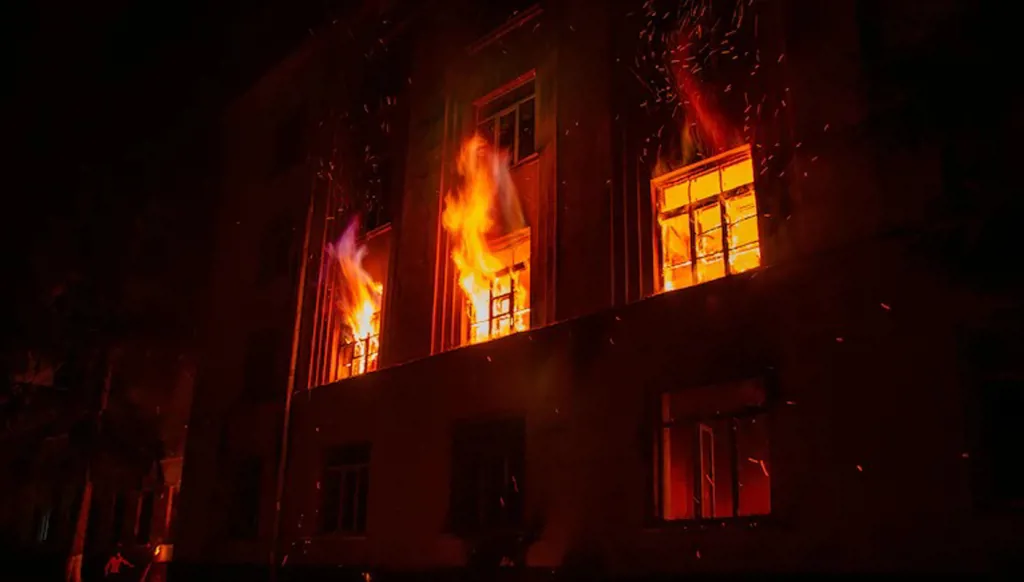 السماء تحوّلت إلى اللون البرتقالي... حريق في دار للمسنين يودي بحياة 16 شخصاً