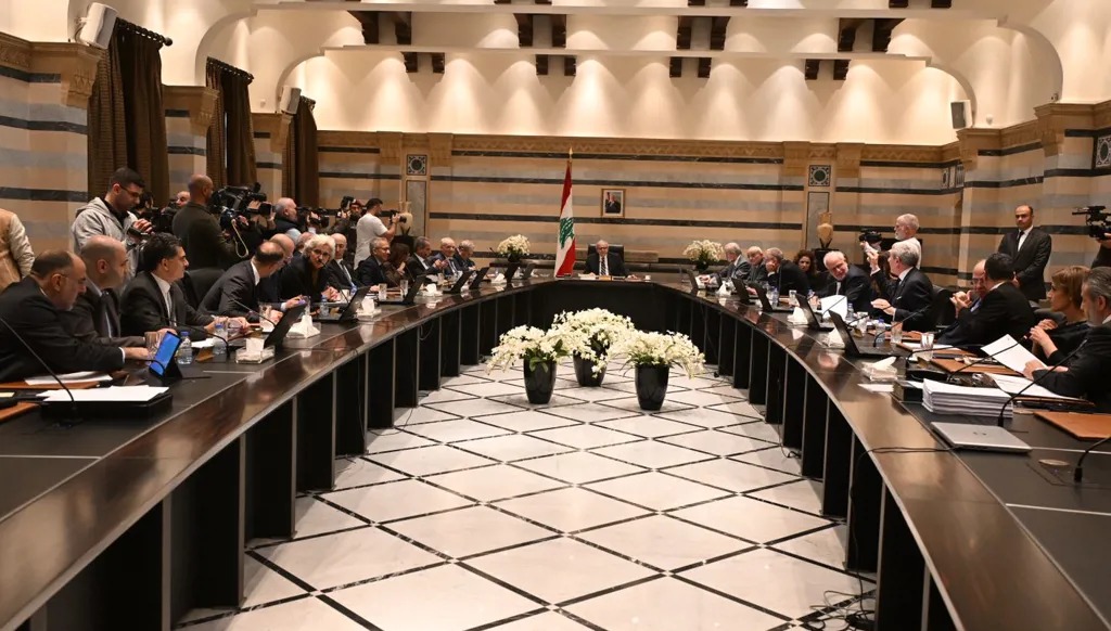 جلسة للحكومة أقرت قانون الفجوة المالية. (النهار).