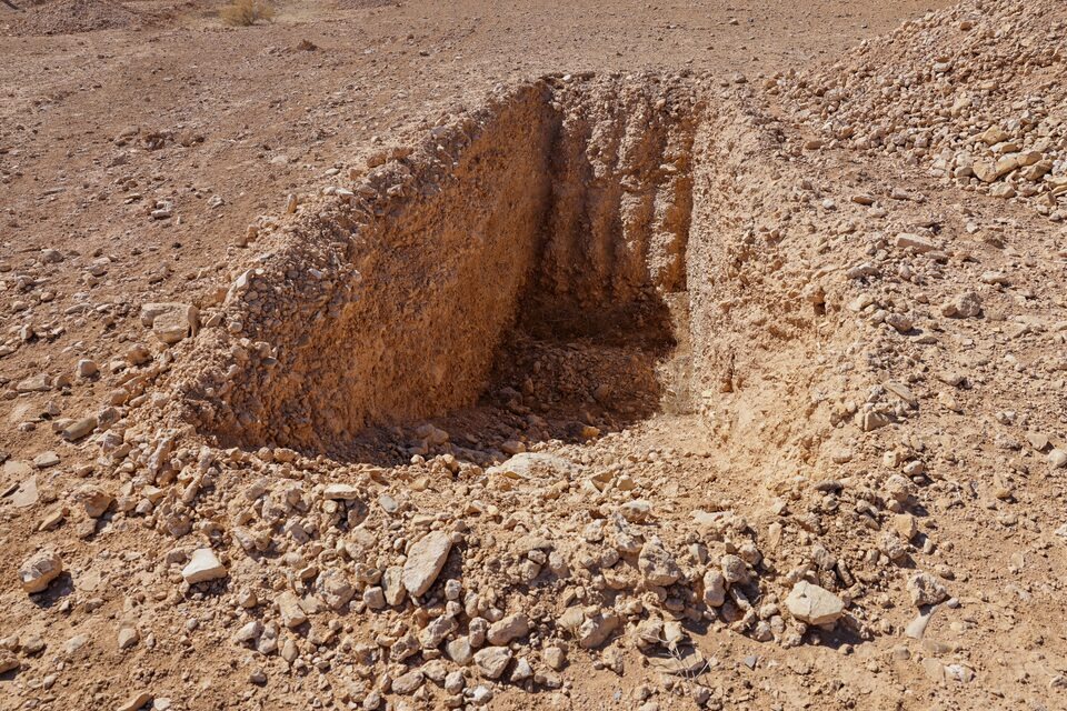 جانب من المقبرة الجماعية (رويترز).