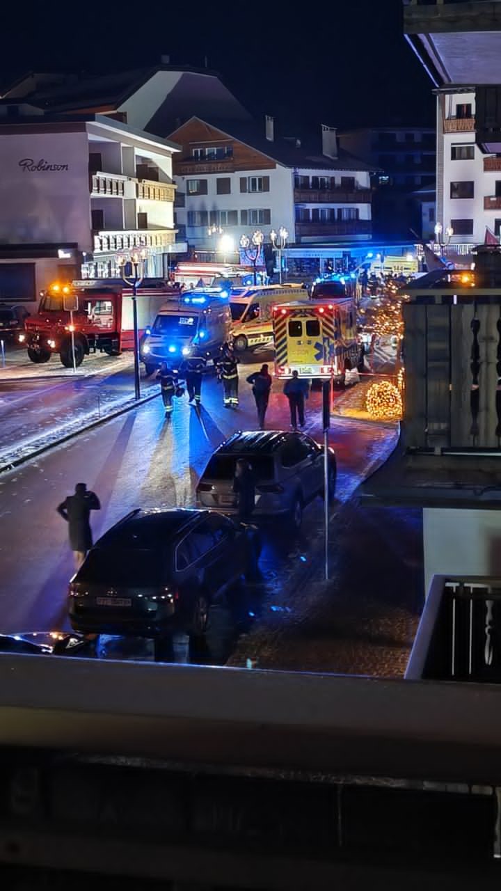 سيارات الإسعاف والشرطة في موقع الانفجار (إكس).