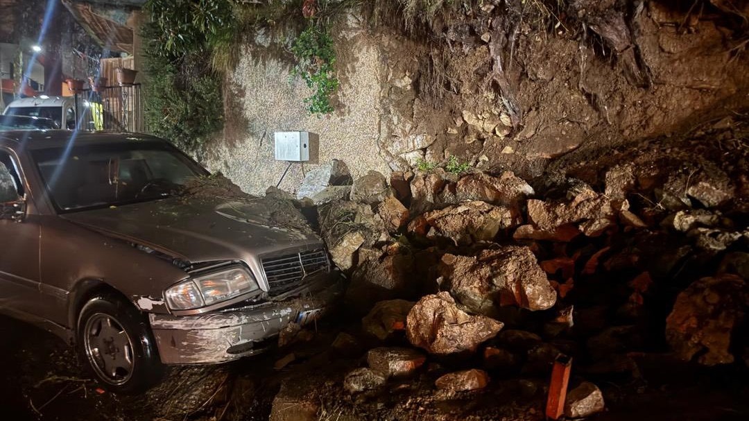 انهيار حائط دعم في الضنية (تواصل اجتماعي).