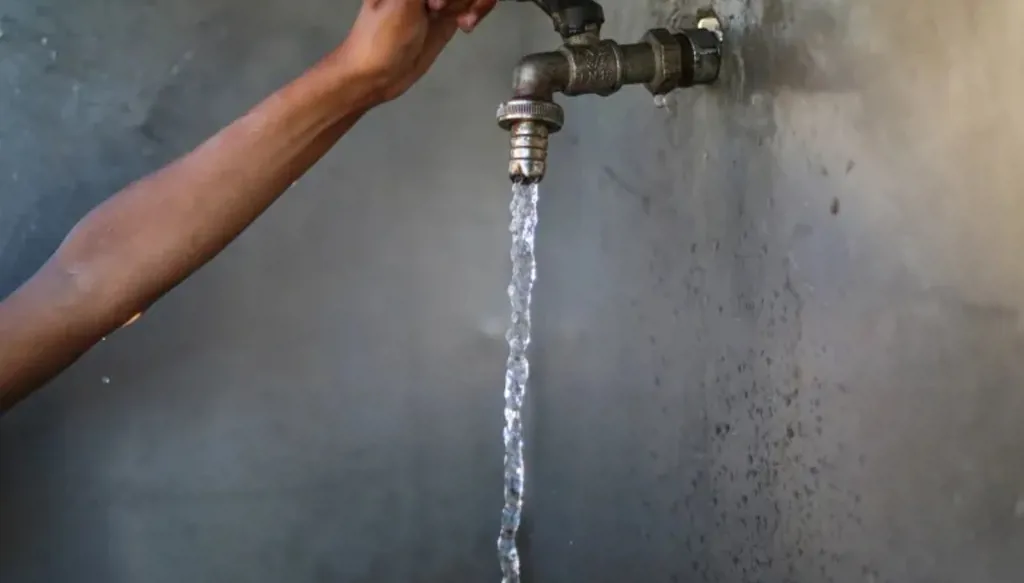 بكتيريا في خط الأنابيب... مياه شرب ملوّثة في الهند تقتل 9 أشخاص ونقل 200 إلى المستشفيات