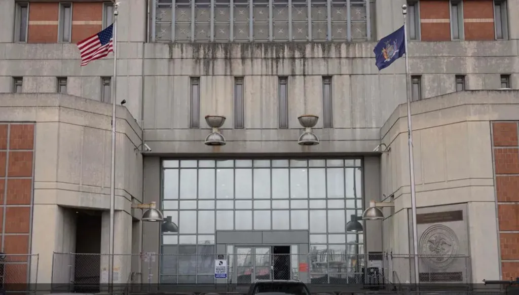 طعنات وانتحار وديدان في الطعام... في هذا السجن النيويوركي يقبع مادورو