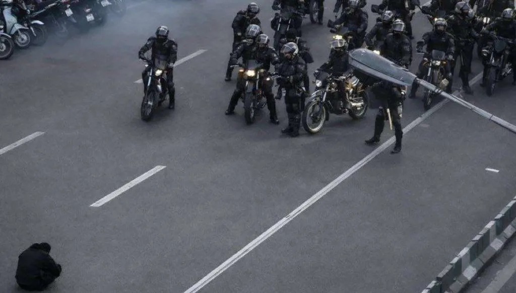 متظاهر وحيد يعيق طريق قوات الأمن الإيرانية. (أ ف ب)