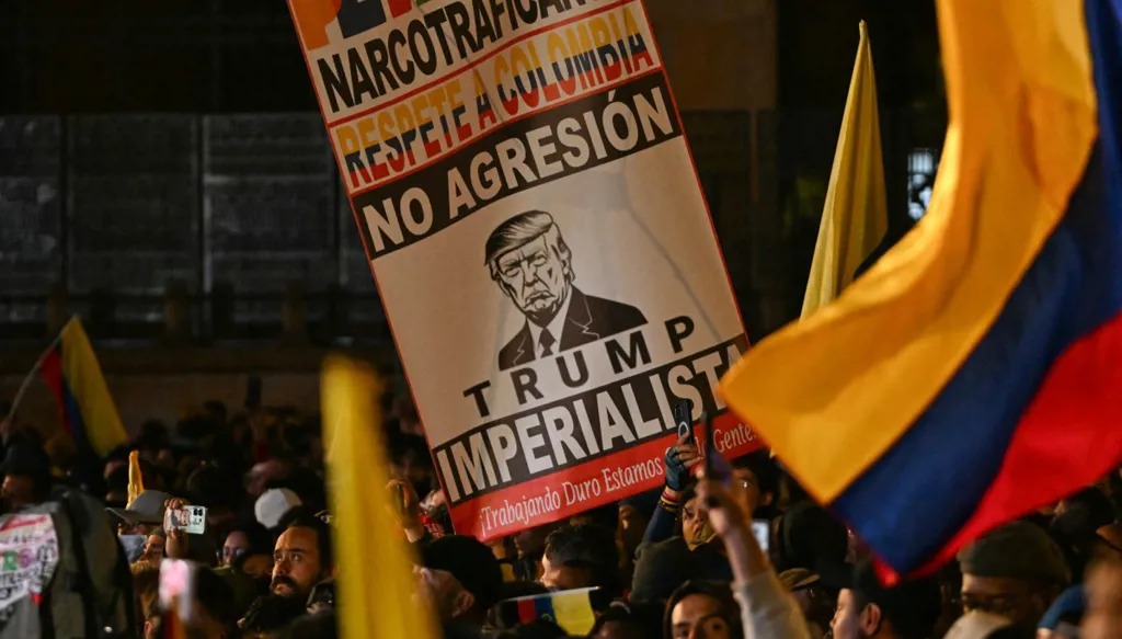 مسيرة معارضة لتهديدات ترامب للرئيس الكولومبي غوستافو بيترو في بوغوتا. (أ ف ب)