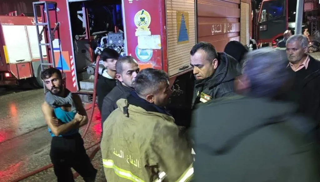 بالصور- حريق داخل شقة سكنية في حلبا شمالي لبنان... وفاة مسنّ وحالات اختناق