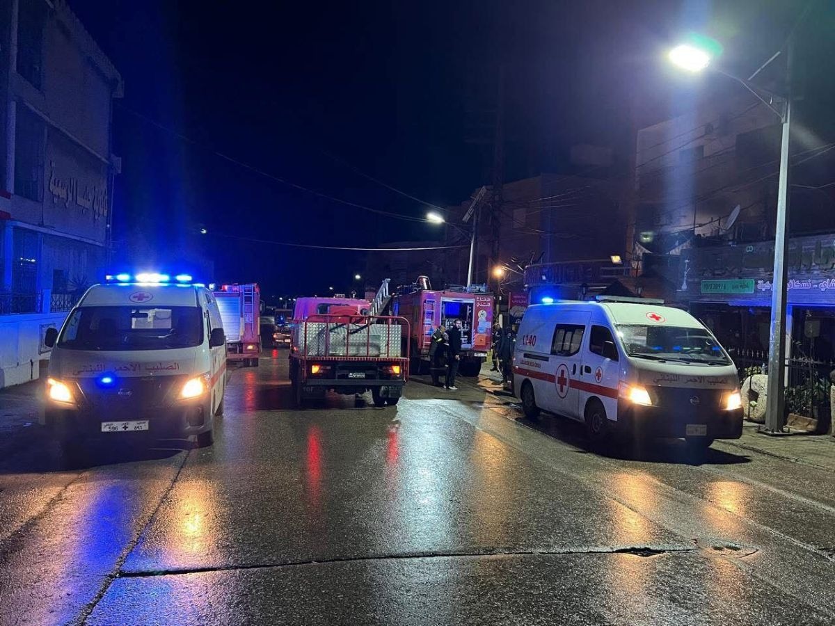 سيارات الإسعاف لإنقاذ الجرحى (الوكالة الوطنية للإعلام).