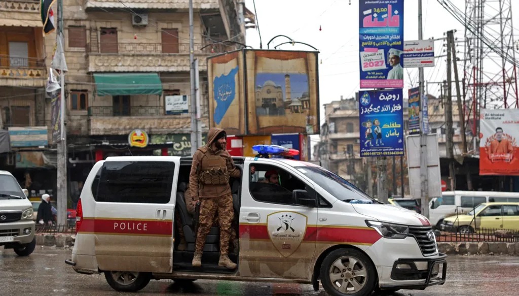 دورية لعناصر من الأمن في حي الأشرفية ذي الأغلبية الكردية بمدينة حلب، شمال سوريا. (أ ف ب)