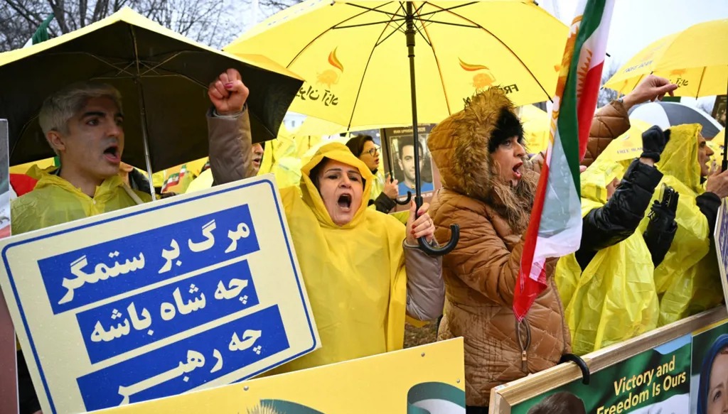 نشطاء يشاركون في مسيرة 