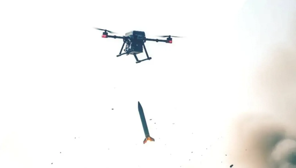 تطوير نظام دفاعي جوي بحري جديد مضادّ للمسيّرات وصاروخ بطول 60 سنتيمتراً فقط... ماذا نعرف عنه؟