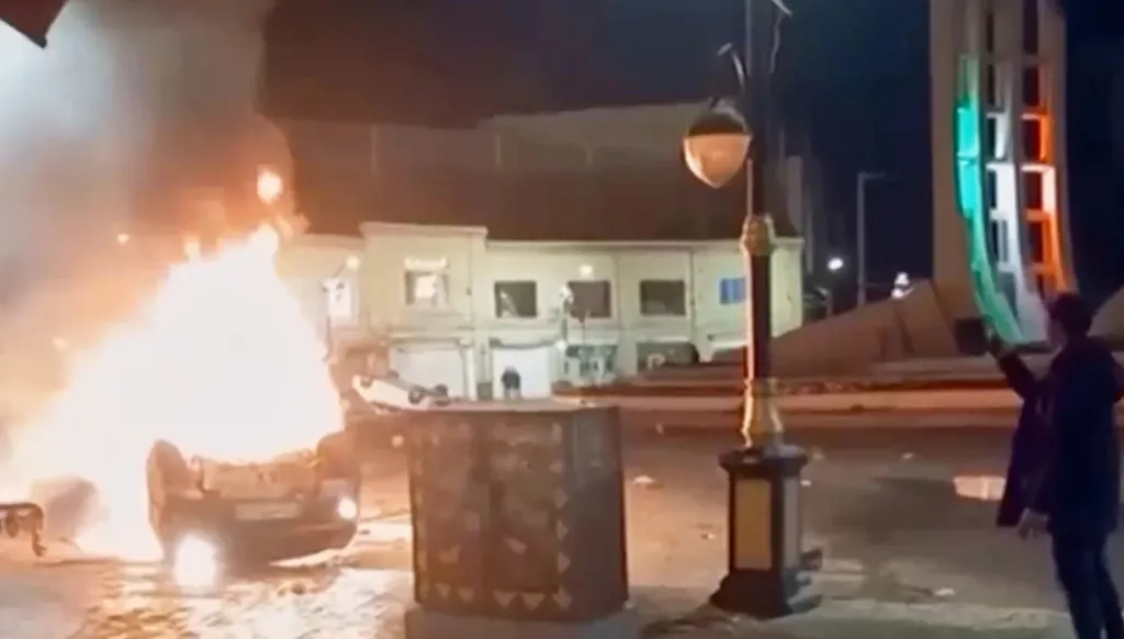 "جثث مكدّسة"... الغضب الشعبي الإيراني في صور