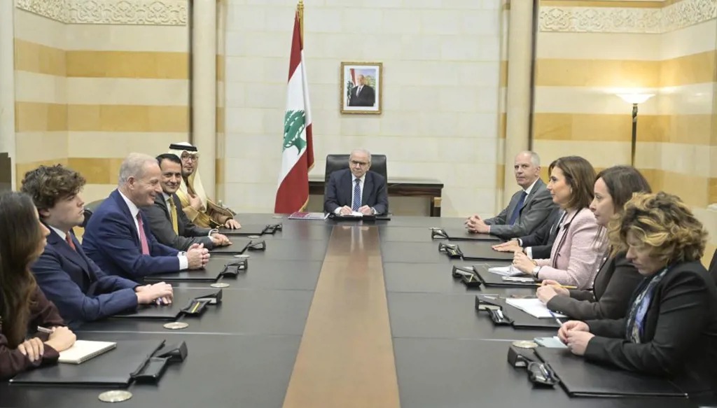 الرئيس نواف سلام مجتمعاً مع أعضاء اللجنة الخماسية.