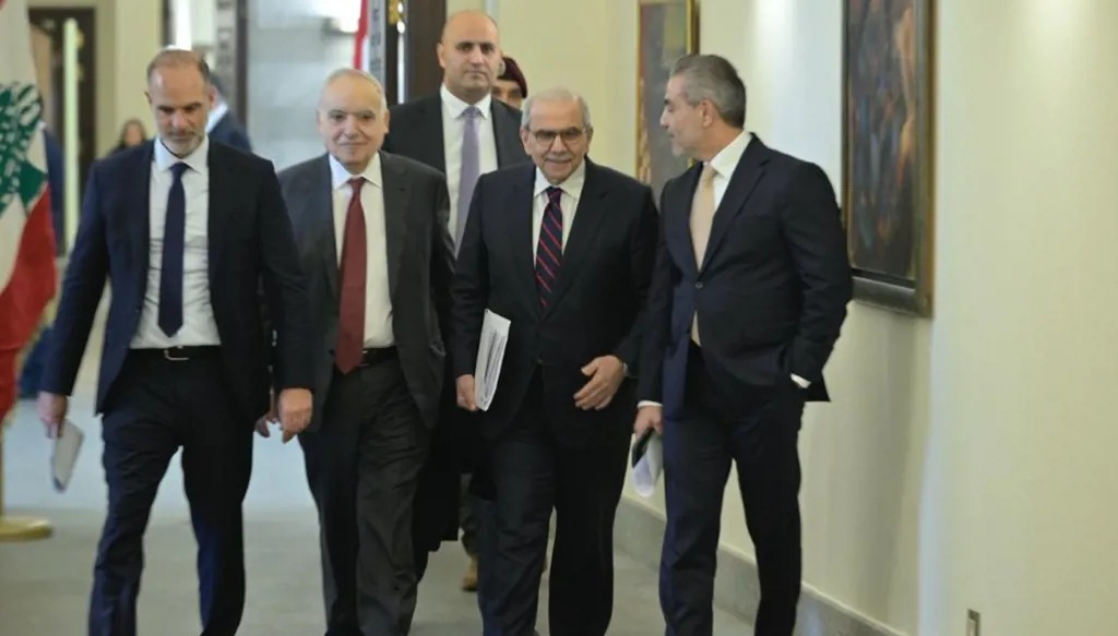 رئيس الحكومة نواف سلام وعدد من الوزراء لدى توجههم إلى الجلسة في السرايا أمس. (نبيل اسماعيل)
