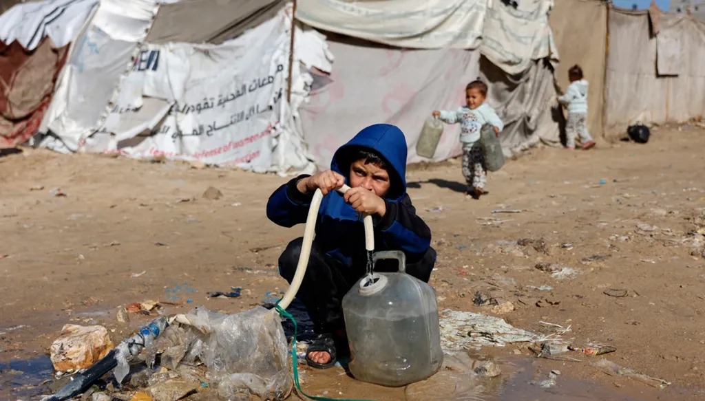 طفل في غزة. (أ ف ب)