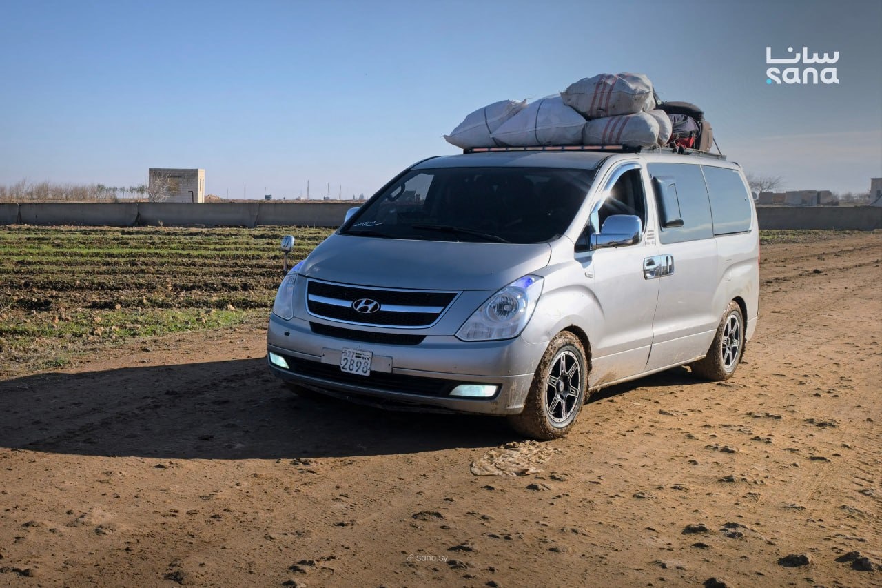 خروج مدنيين من قرية المبعوجة عبر طرق فرعية (سانا).