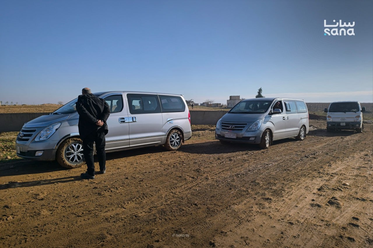 خروج مدنيين من قرية المبعوجة عبر طرق فرعية (سانا).