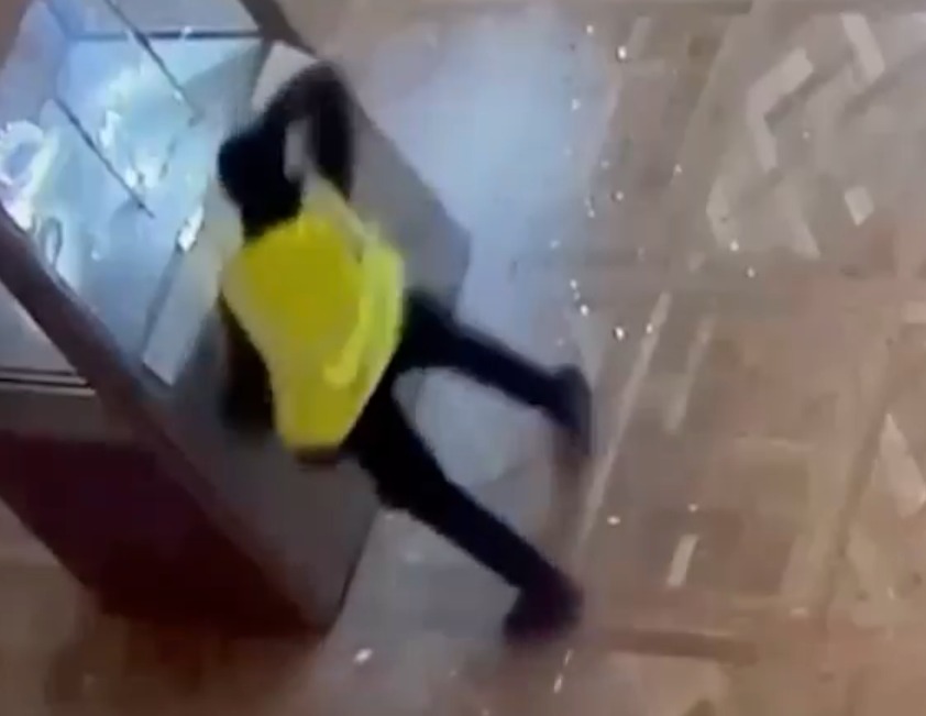 أحد اللّصَين داخل متحف اللوفر (مقطع فيديو متداوَل).