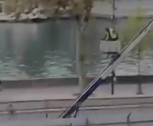 لقطة من الفيديو خارج متحف اللوفر.