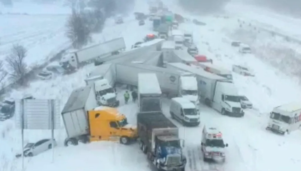 بالفيديو- تصادم بين أكثر من مئة سيارة وشاحنة في ميشيغن بسبب عاصفة ثلجية قوية!