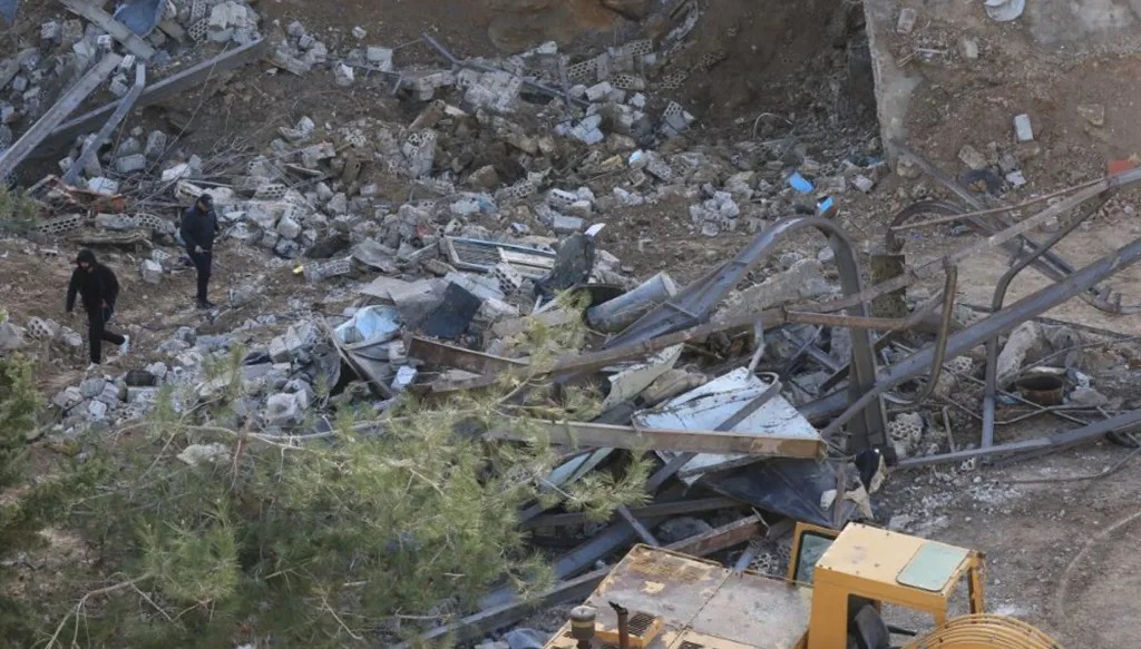 دمار وخراب جراء الغارة الحربية الإسرائيلية على كفردونين- بئر السلاسل أمس.