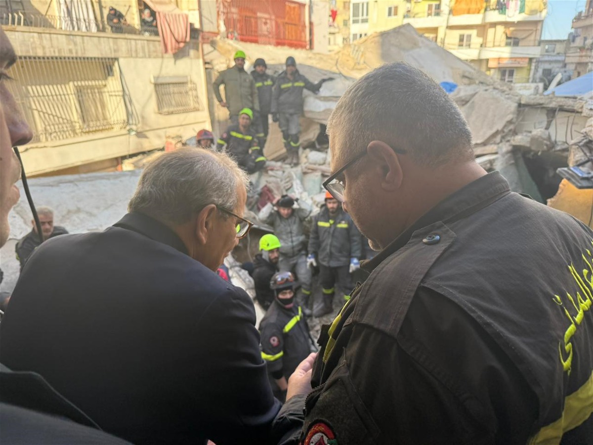 سلام في مكان انهيار المبنى (النهار).