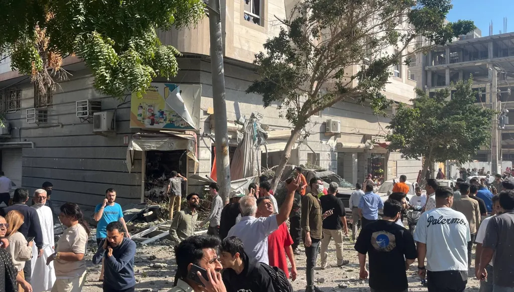 بالفيديو- انفجار في مبنى بمدينة بندر بن عباس الإيرانية... اغتيال قائد بالحرس الثوري؟