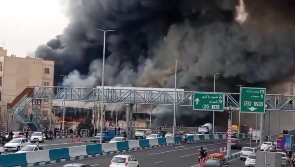 بالفيديو- حريق ضخم في مركز تجاري غرب طهران