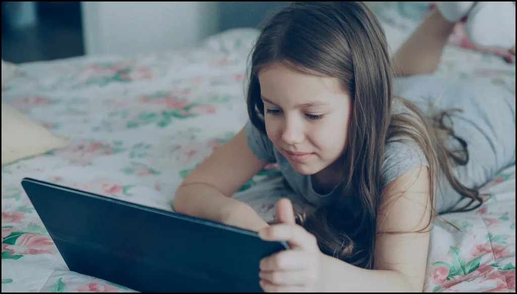 فتاة تستخدم جهازا لوحيا رقميا (صورة تعبيربية- 16 تموز 2025- Unsplash- Vitaly Gariev).