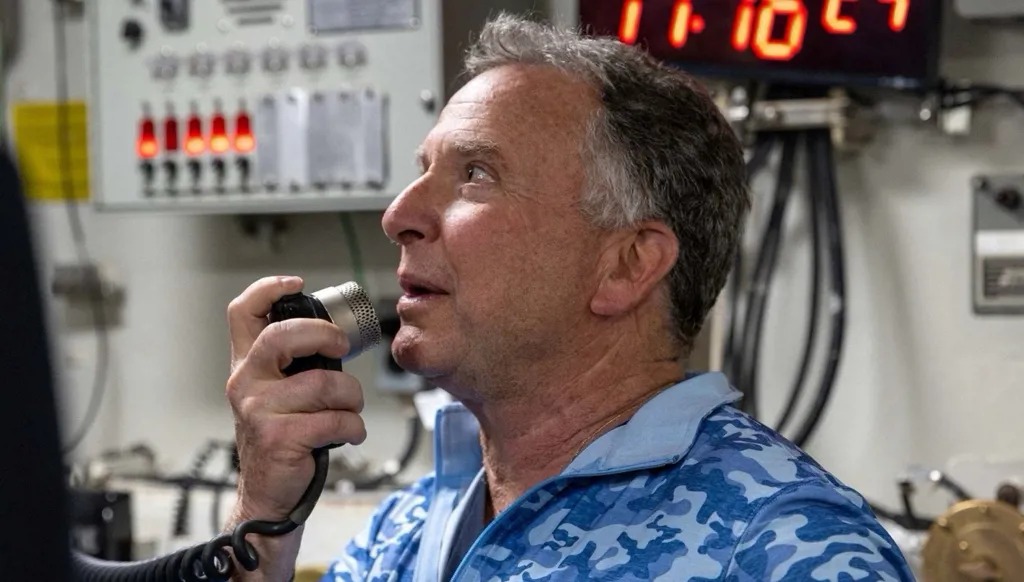 مبعوث الرئيس الأميركي ستيف ويتوف خلال زيارة لحاملة الطائرات لينكولن في بحر العرب.(أ ف ب)