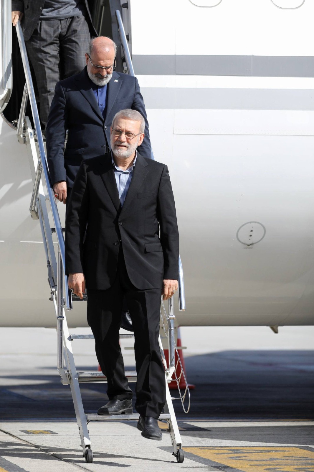 لاريجاني يصل إلى مسقط (إكس).