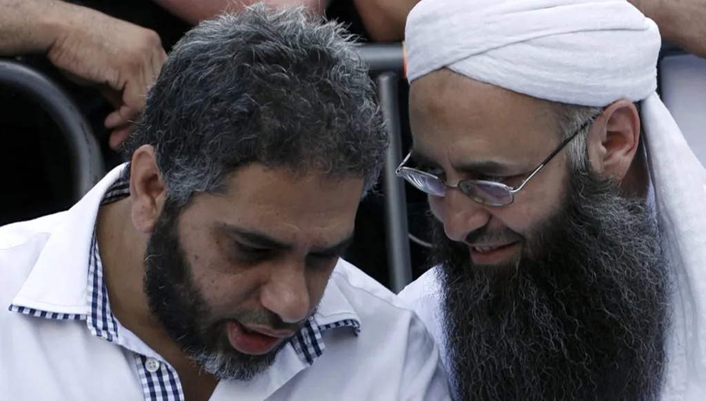 الفنان فضل شاكر والشيخ أحمد الأسير.