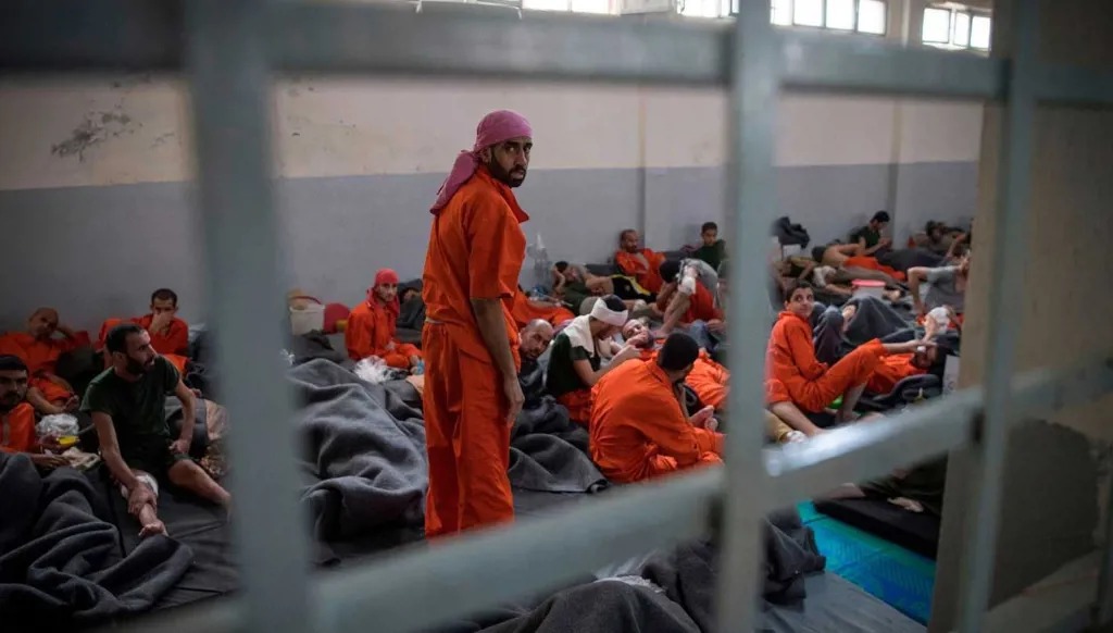 عناصر من داعش معتقلون في سجن في الرقة في عام 2022. (أ ف ب)