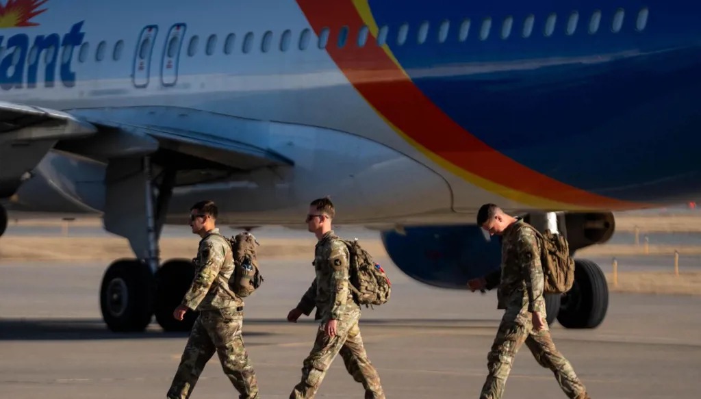 جنود أميركيون يعودون إلى ولاية أيوا في الولايات المتحدة بعد انتهاء مهامهم في سوريا والعراق(رويترز)